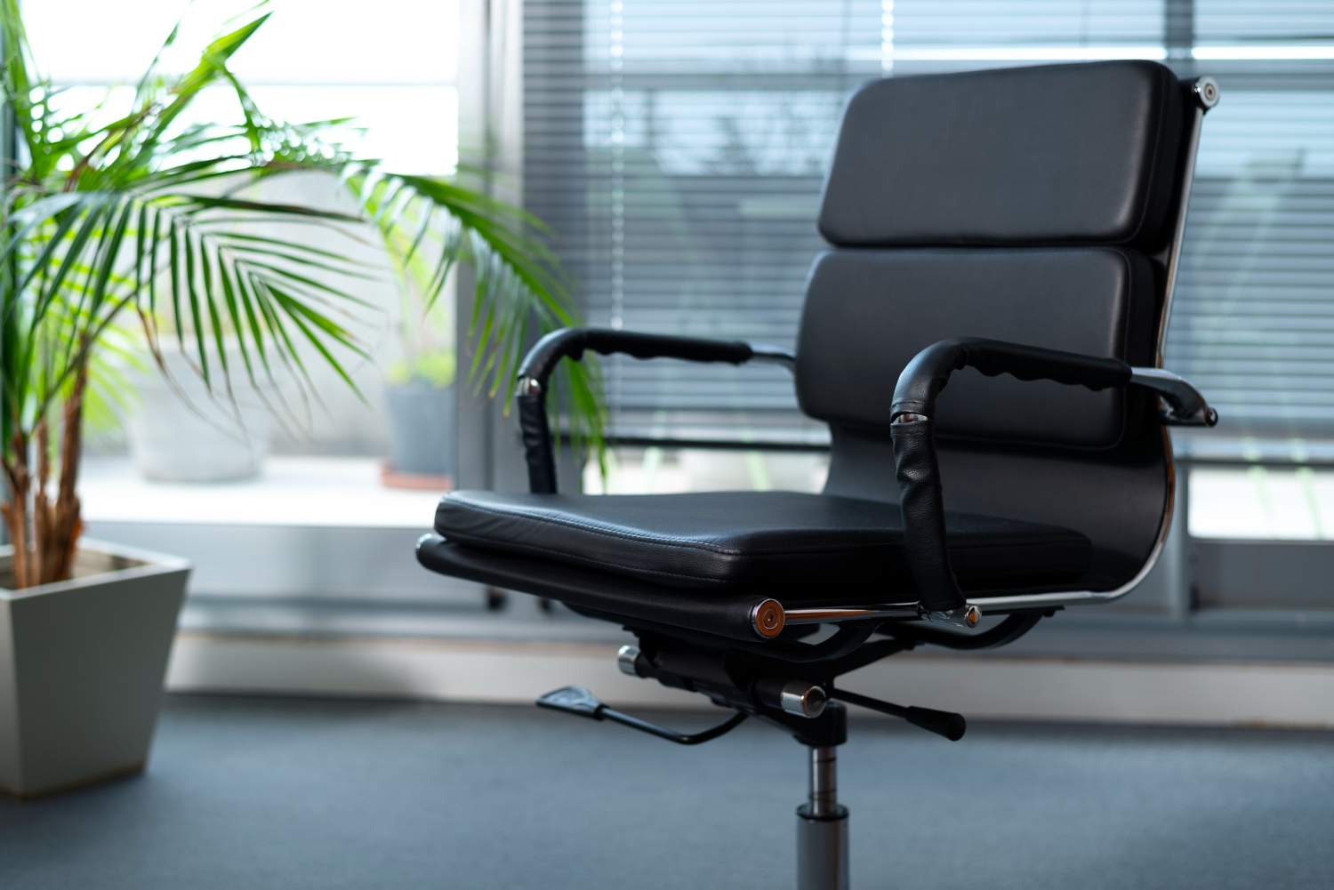 Read more about the article Ergonomic Office Chairs | Mesh Chairs | Leather Chairs